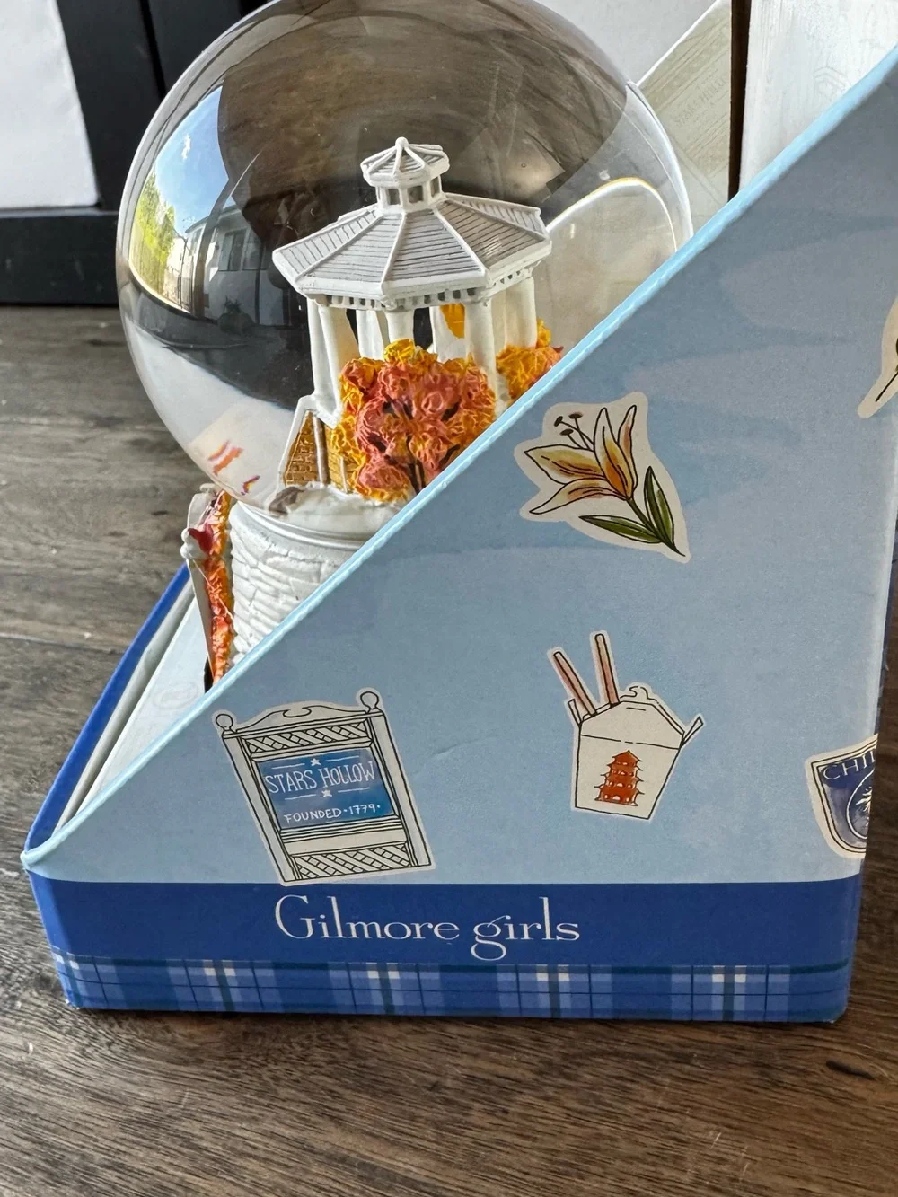 NWT • Gilmore girls fall 🍁snow globe / music box